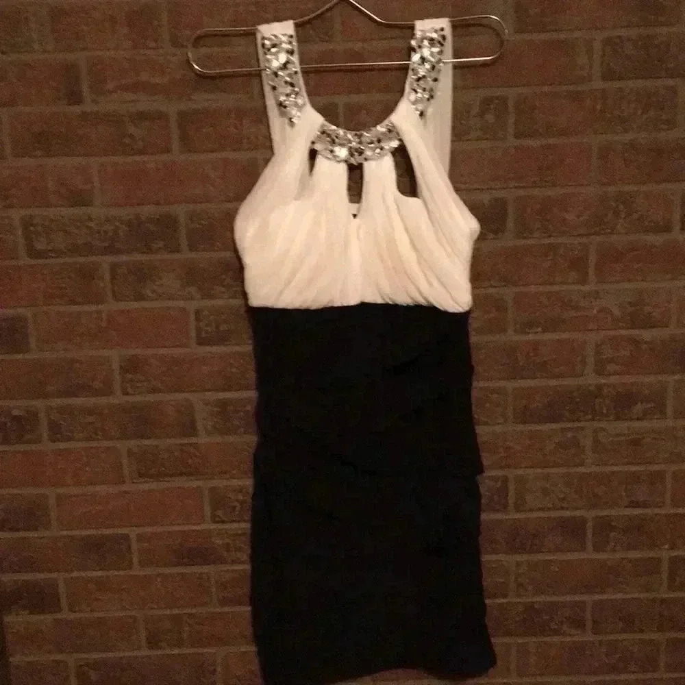 GUC DEB DESIGN WOMENS SZ SMALL EVENING FORMAL DRESS. BLACK CREAM TOP‎ BEADED